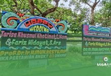Mengapa Tulisan pada Papan Karangan Bunga Harus Jelas dan Proporsional Mengapa Tulisan pada Papan Karangan Bunga Harus Jelas dan Proporsional